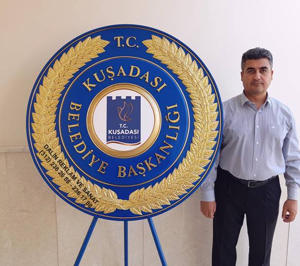 KUŞADASI BELEDİYESİ ÇELENK KABARTMA MAVİ ÇELENK ALTIN ÇİZGİLİ