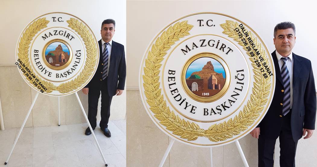 MAZGİRT BELEDİYESİ SİYAH KABARTMA HARFLİ ÇELENK KABARTMA BEYAZ METAL ÇELENK ALTIN ÇİZGİLİ
