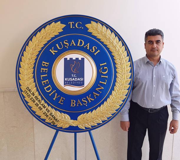 KUŞADASI BELEDİYESİ ÇELENK KABARTMA MAVİ ÇELENK ALTIN ÇİZGİLİ