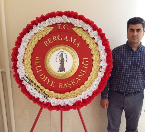 BELEDİYE ÇELENK KABARTMA 100 CM İKİ SIRA ÇİÇEKLİ İKİ SIRA YAPRAKLI BERGAMA BELEDİYESİ KIRMIZI YATAY parlak