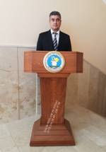 GENİŞ ALINLI CEVİZ RENKLİ PRİZMATİK KONUŞMA KÜRSÜSÜ
