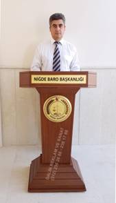KONUŞMA KÜRSÜSÜ PRİZMATİK MODEL CEVİZ RENGİ NİĞDE BAROSU KONUŞMA KÜRSÜSÜ