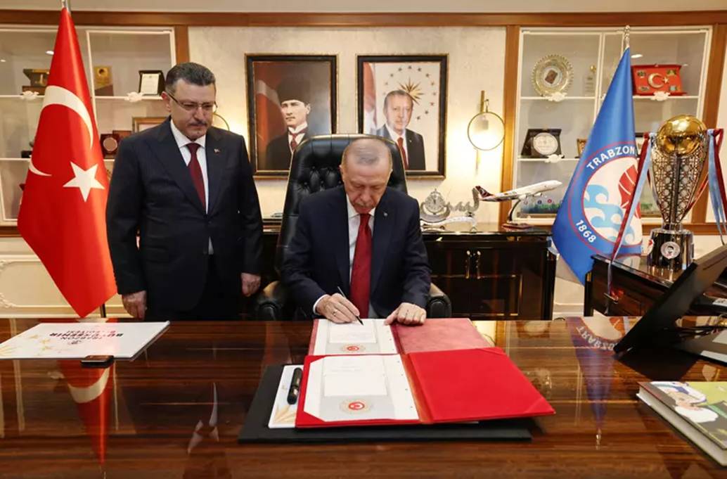 Trabzon Büyükşehir Belediyesi Şeref Defterini Cumhurbaşkanı Recep Tayyip Erdoğan İmzalıyor