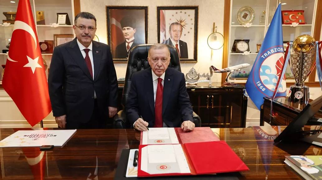 Trabzon Büyükşehir Belediyesi Şeref Defteri Cumhurbaşkanı Recep Tayyip Erdoğan İmzalıyor