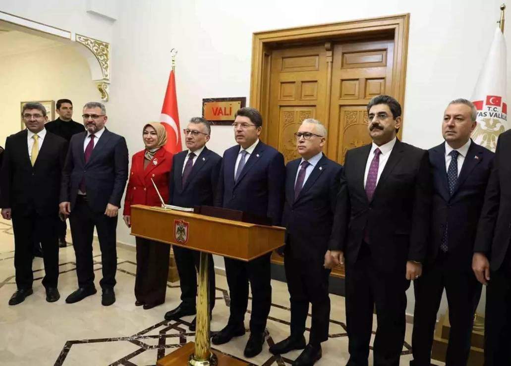 Adalet Bakanı Yılmaz Tunç Sivas Valiliğinde Şeref Defterini İmzalıyor