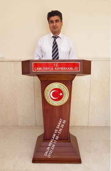 CEVİZ RENGİ KAYMAKAMLIK PRİZMATİK KONUŞMA KÜRSÜSÜ
